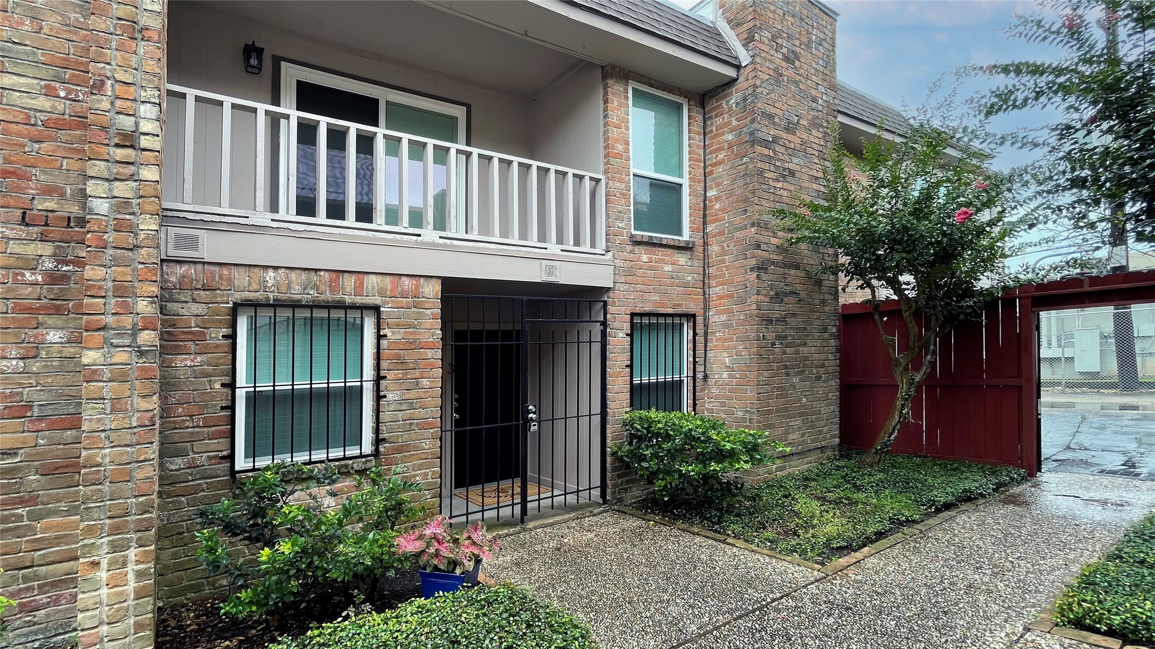 5528 Beverly Hill Street, Unit 3 Houston, TX 77056 - Photo 50 of 50 front view of a house