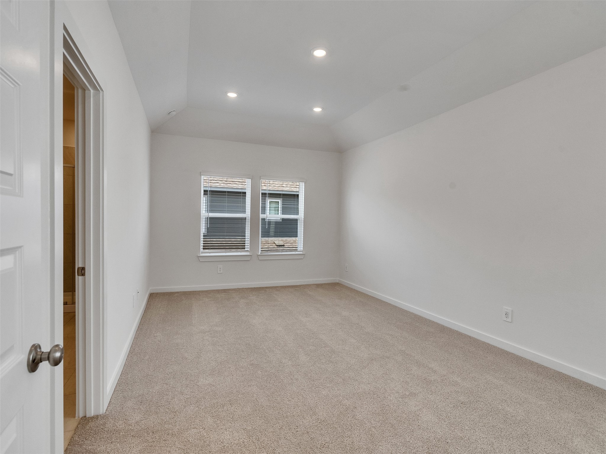 4113 Fig Grv Street Houston, TX 77080 - Photo 15 of 21 an empty room with windows