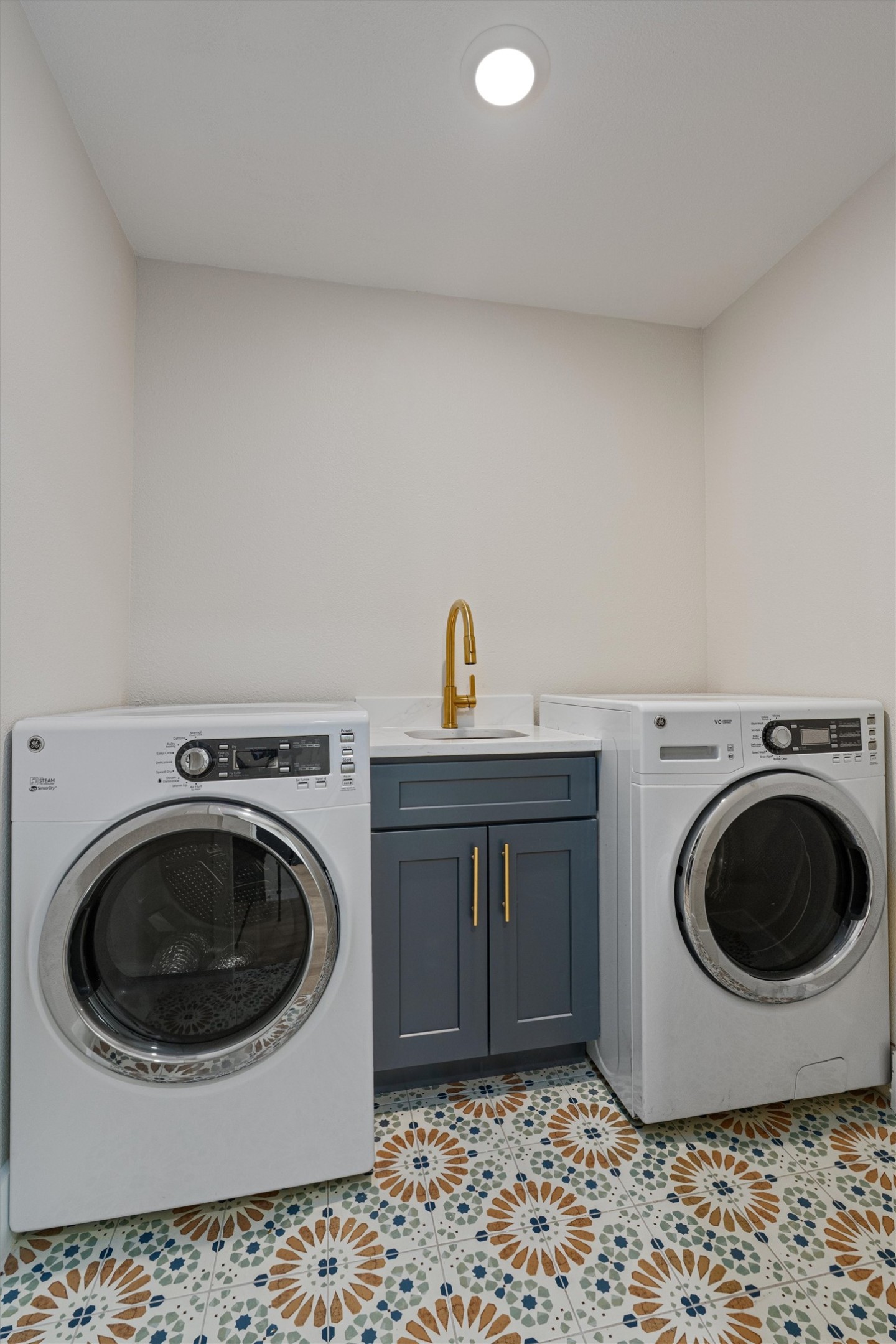 224 Clear Spring Road Georgetown, TX 78628 - Photo 32 of 40 a utility room with a washer and dryer