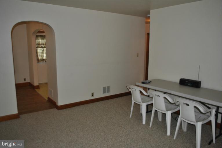 3709 North Point Road Baltimore, MD 21222 - Photo 4 of 19 Living Room