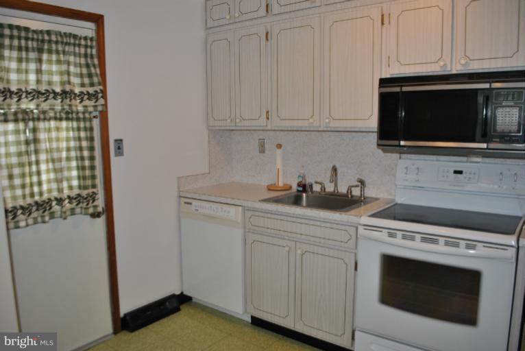 3709 North Point Road Baltimore, MD 21222 - Photo 8 of 19 Kitchen