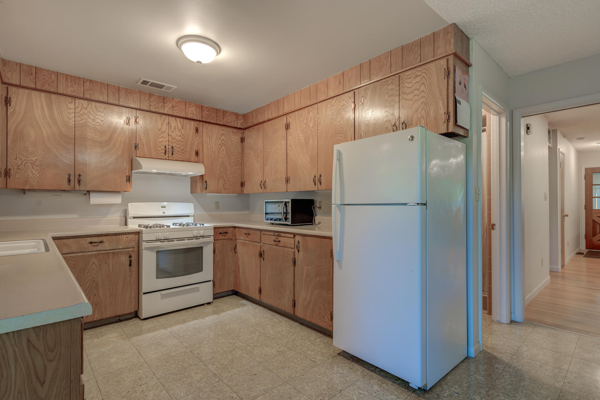 3250 Rupert Road Anderson, CA 96007 - Photo 23 of 39 Fridge is included