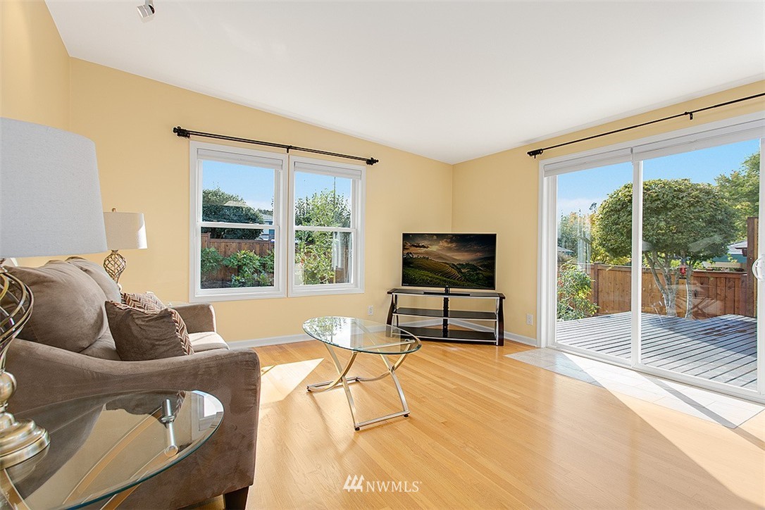 940 Daley Street Edmonds, WA 98020 - Photo 3 of 13 Gallery Image 3