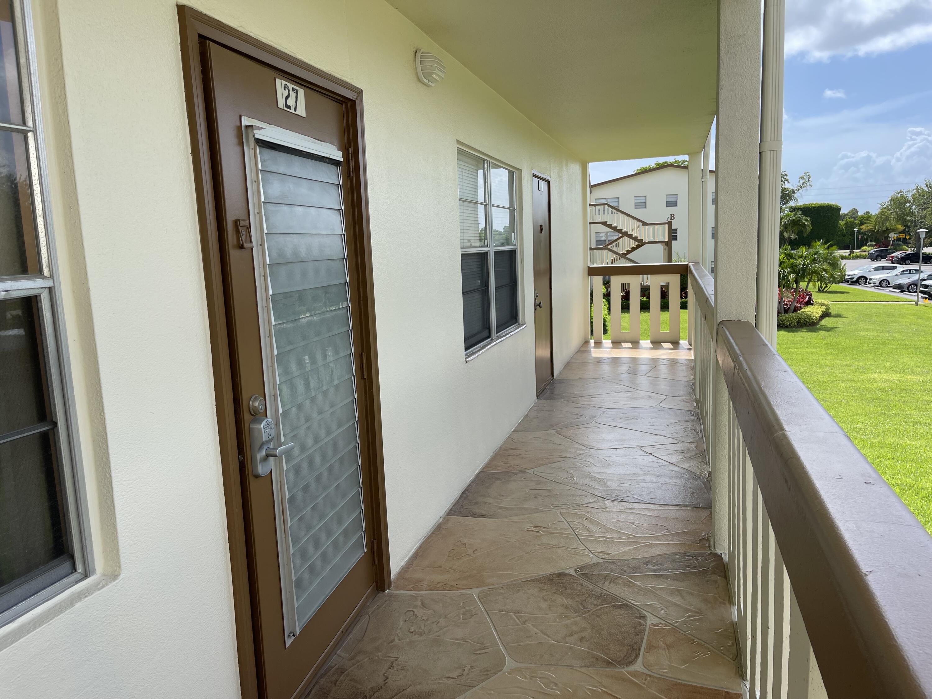 27 Mansfield B Boca Raton, FL 33434 - Photo 5 of 48 IMG_4659
