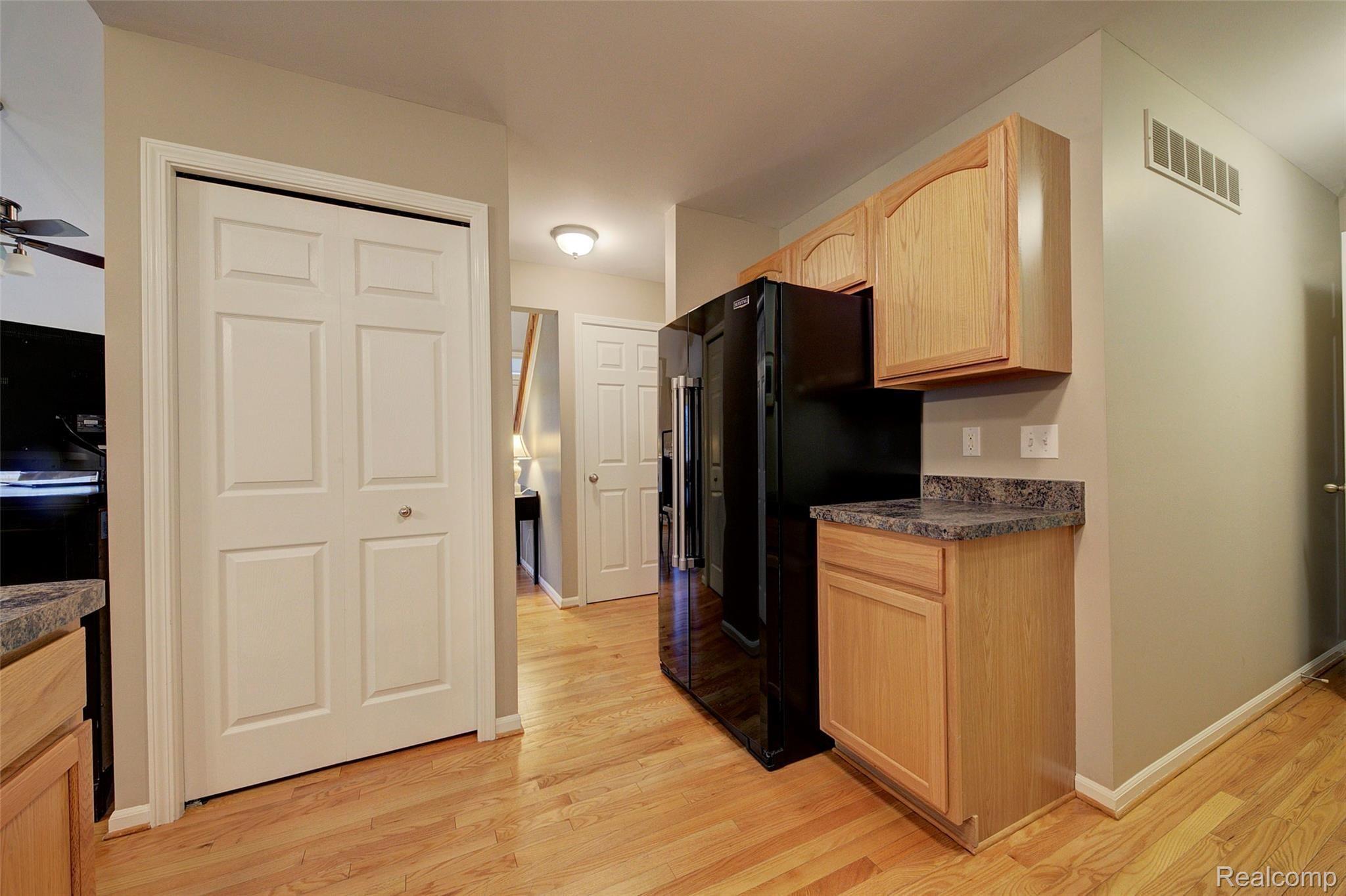 49131 Hawksburry Road Canton, MI 48188 - Photo 15 of 43 15 Kitchen.jpg