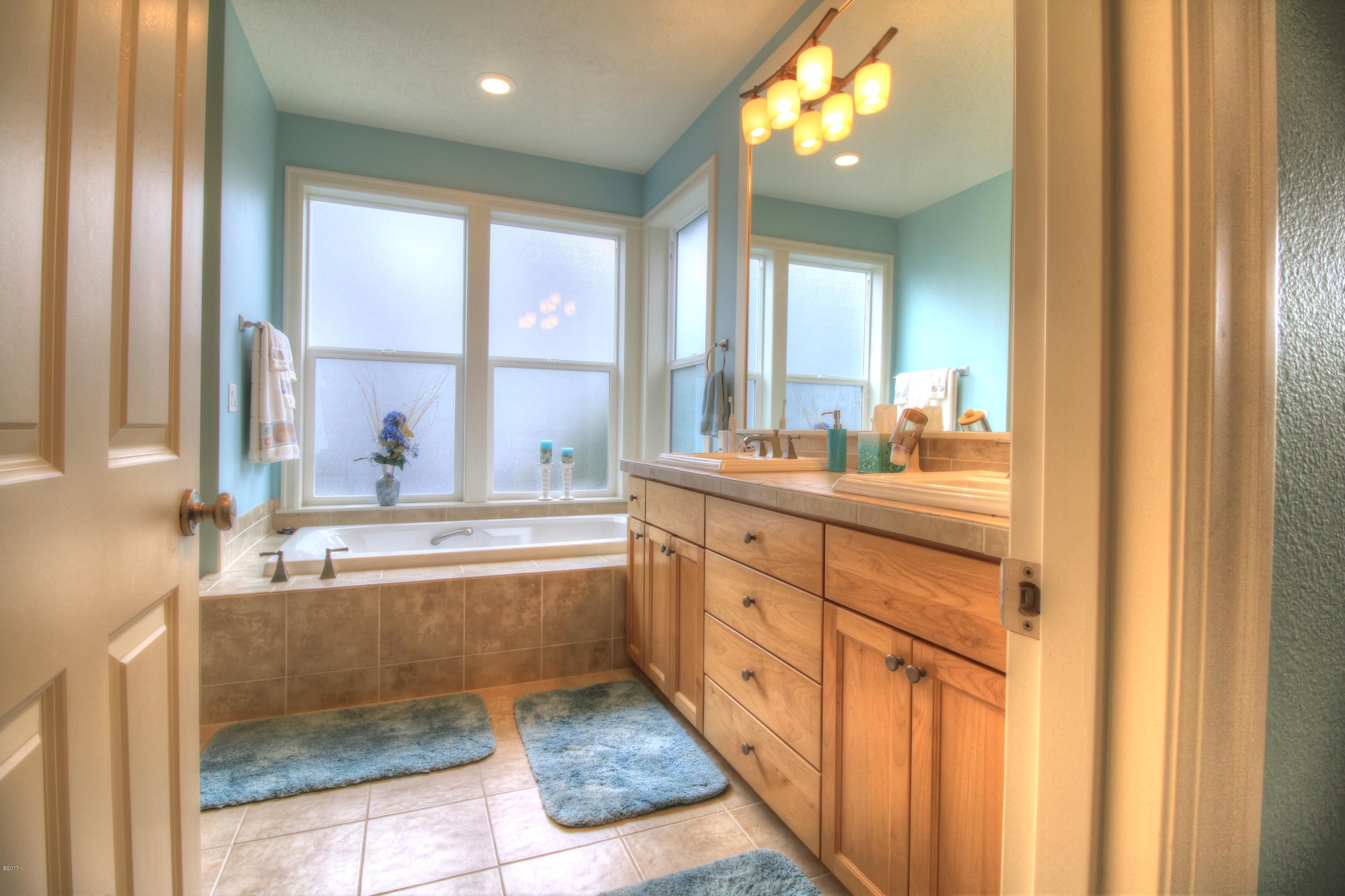 230 Southwest 60th Loop Newport, OR 97366 - Photo 13 of 42 Master Bath 1