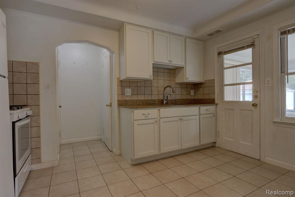 916 Harcourt Road Grosse Pointe, MI 48230 - Photo 11 of 28