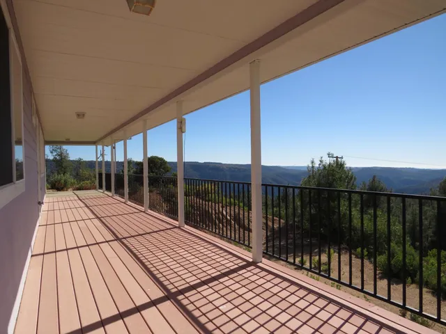 a view of empty room with window