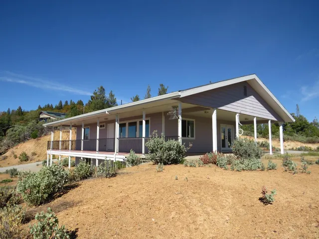 a view of empty room with a ceiling fan