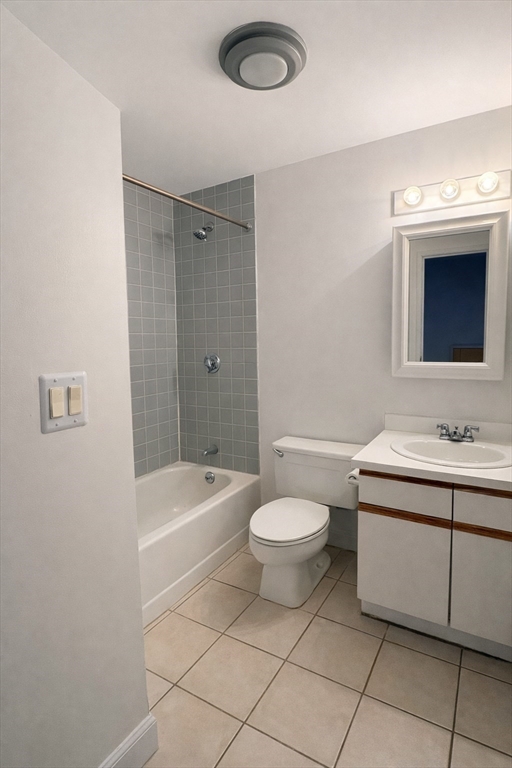 133 Commander Shea Boulevard, Unit 709 Quincy, MA 02171 - Photo 11 of 16 a bathroom with a sink a toilet and bathtub