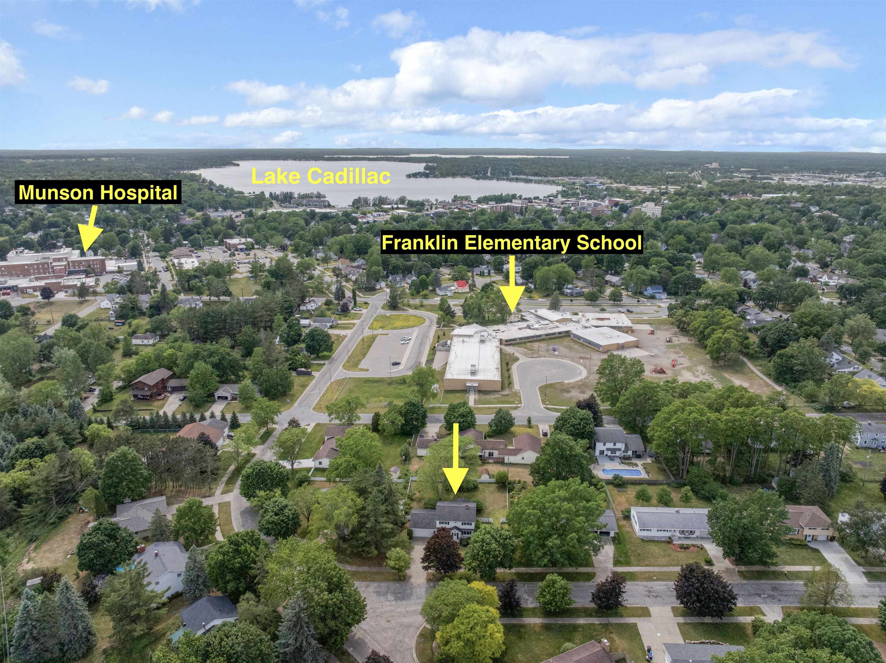 424 Crestview Street Cadillac, MI 49601 - Photo 5 of 62 1946655-5b4f78e1-7abe-4995-ba5a-6dd8f915b604.JPG