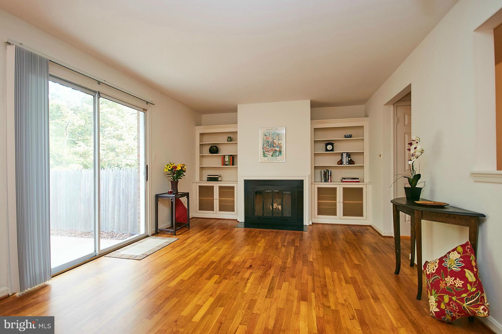 7052 Leestone Street Springfield, VA 22151 - Photo 5 of 30 Living Room