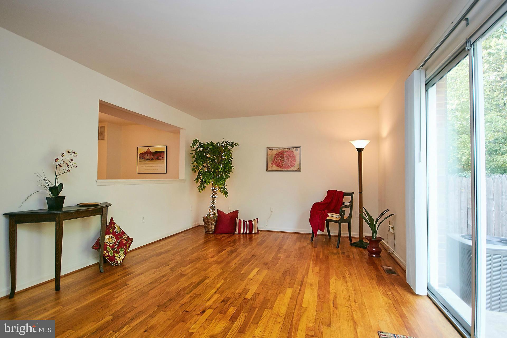 7052 Leestone Street Springfield, VA 22151 - Photo 7 of 30 Living Room