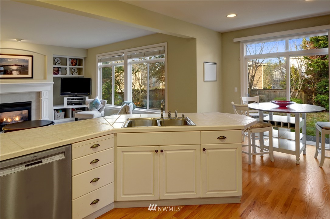 2016 Northeast 34th Place Renton, WA 98056 - Photo 11 of 25 Gallery Image 11