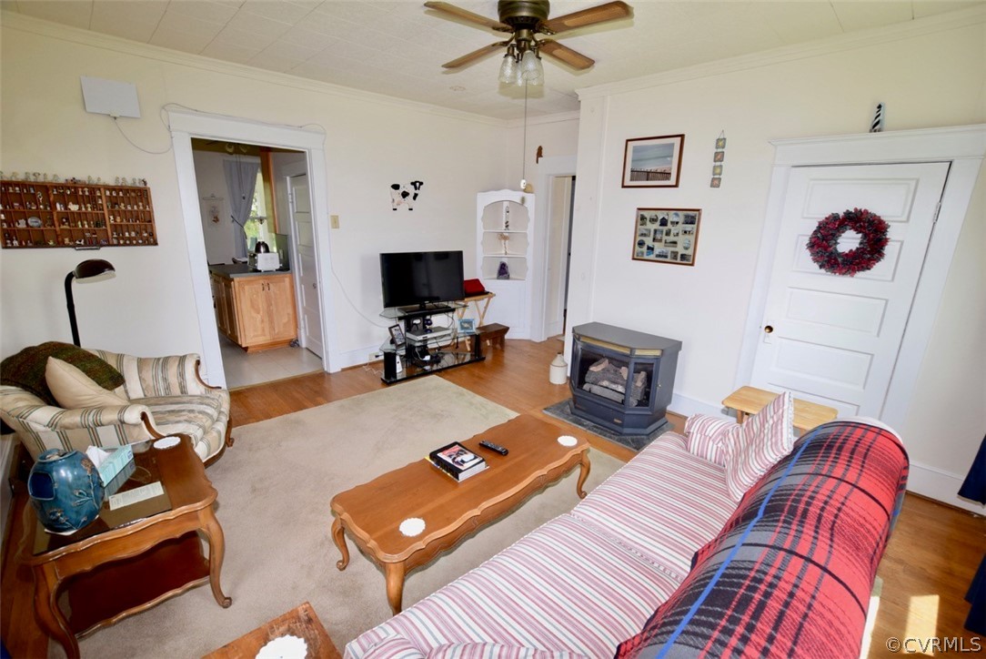 3675 Namozine Road Crewe, VA 23930 - Photo 9 of 48 a living room with furniture and a flat screen tv