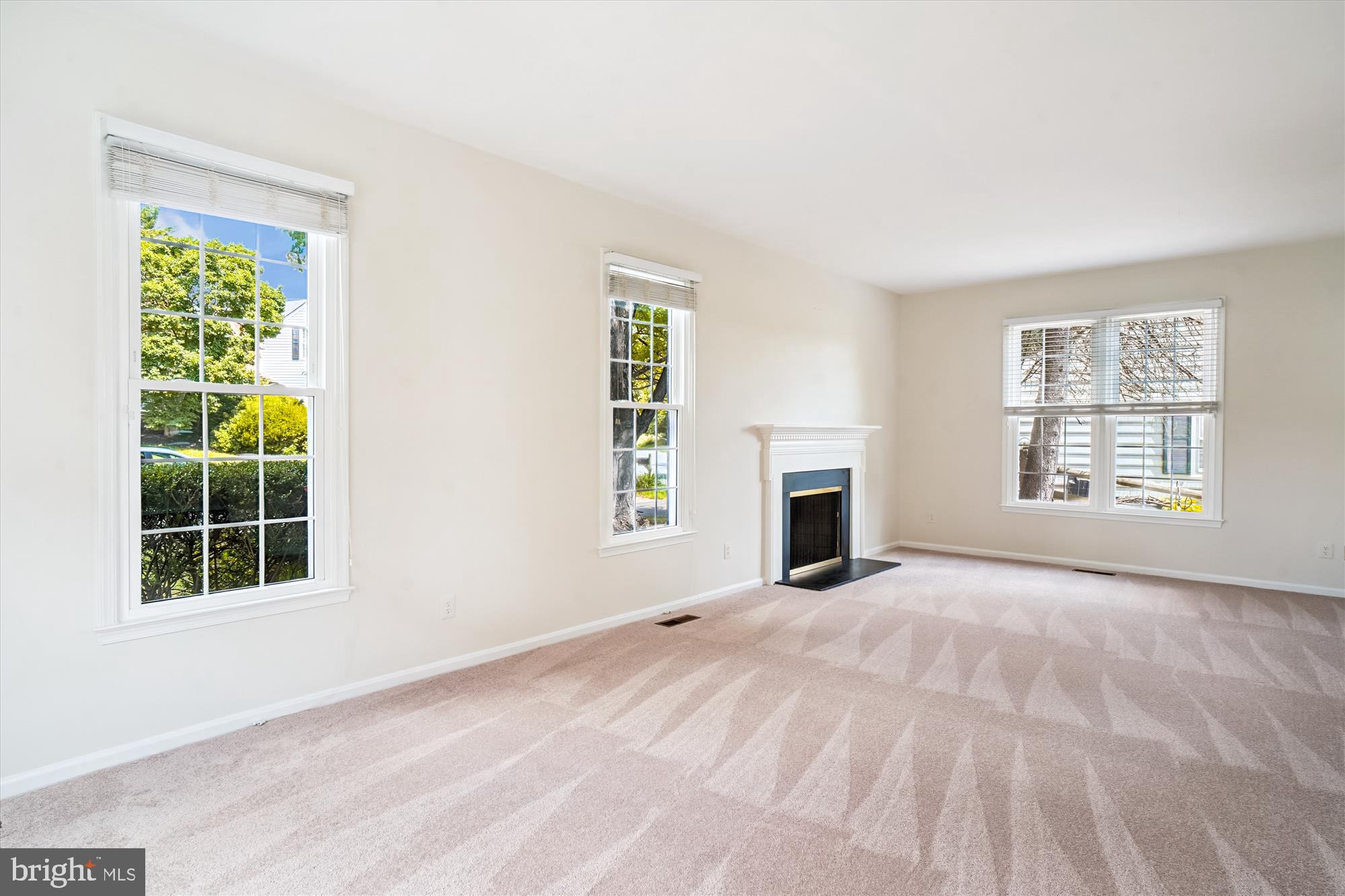 9912 Dellcastle Road Gaithersburg, MD 20886 - Photo 23 of 85 Living Room
