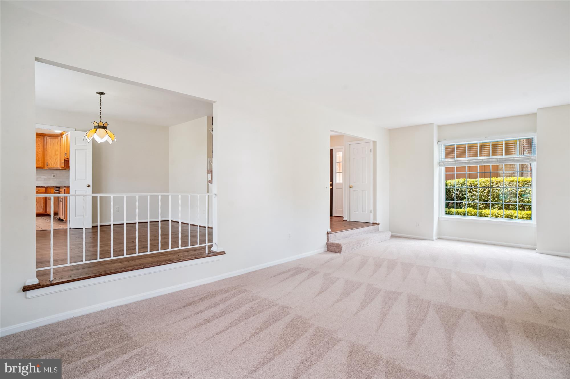 9912 Dellcastle Road Gaithersburg, MD 20886 - Photo 24 of 85 Living Room