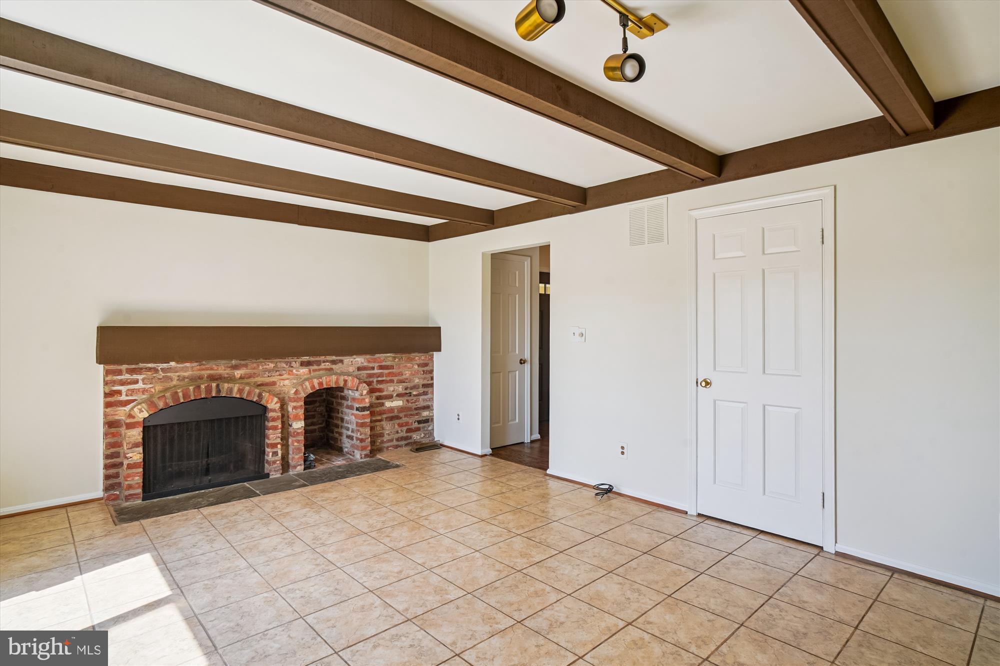 9912 Dellcastle Road Gaithersburg, MD 20886 - Photo 26 of 85 Family Room