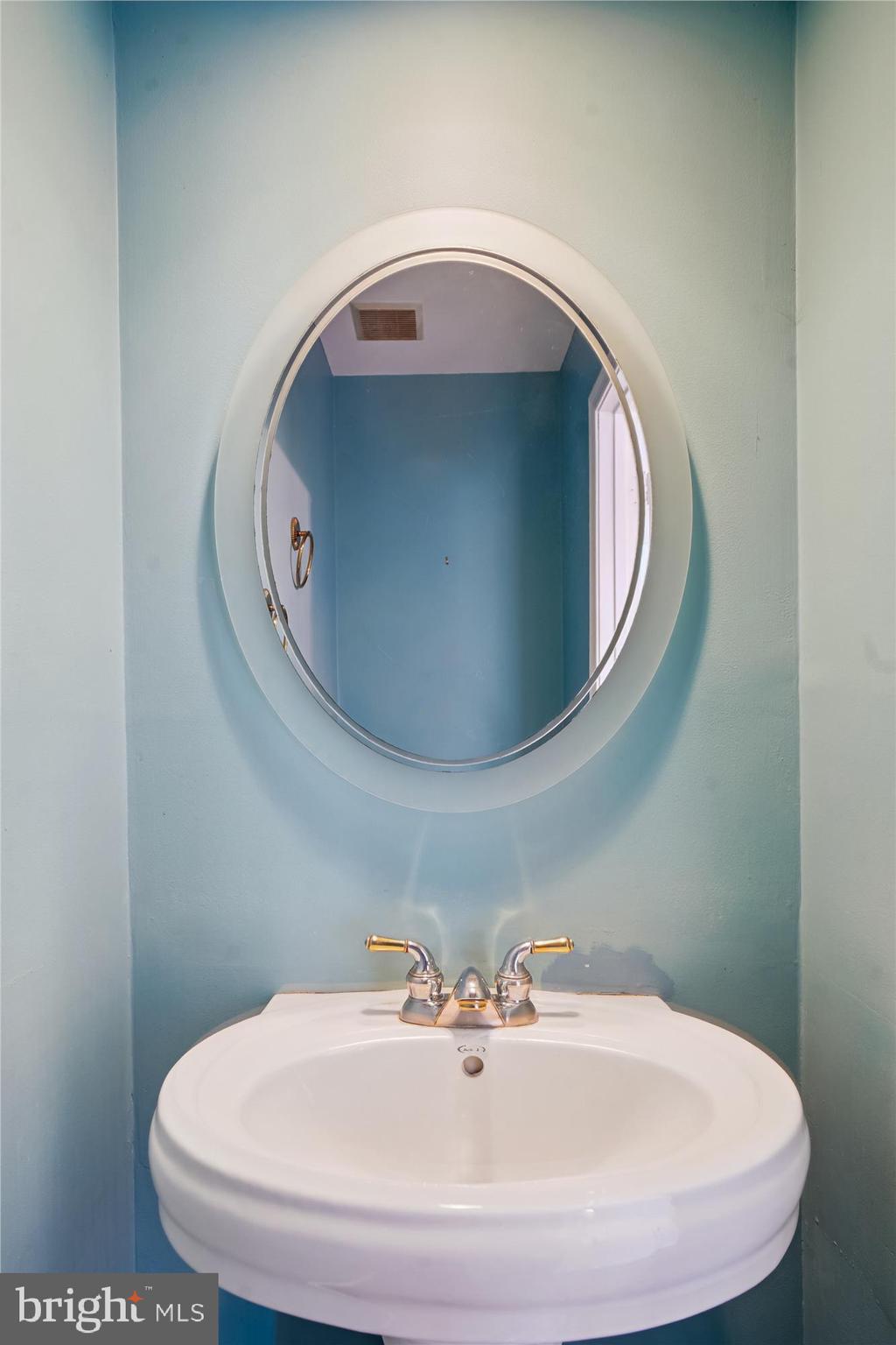 9912 Dellcastle Road Gaithersburg, MD 20886 - Photo 29 of 85 Powder Room
