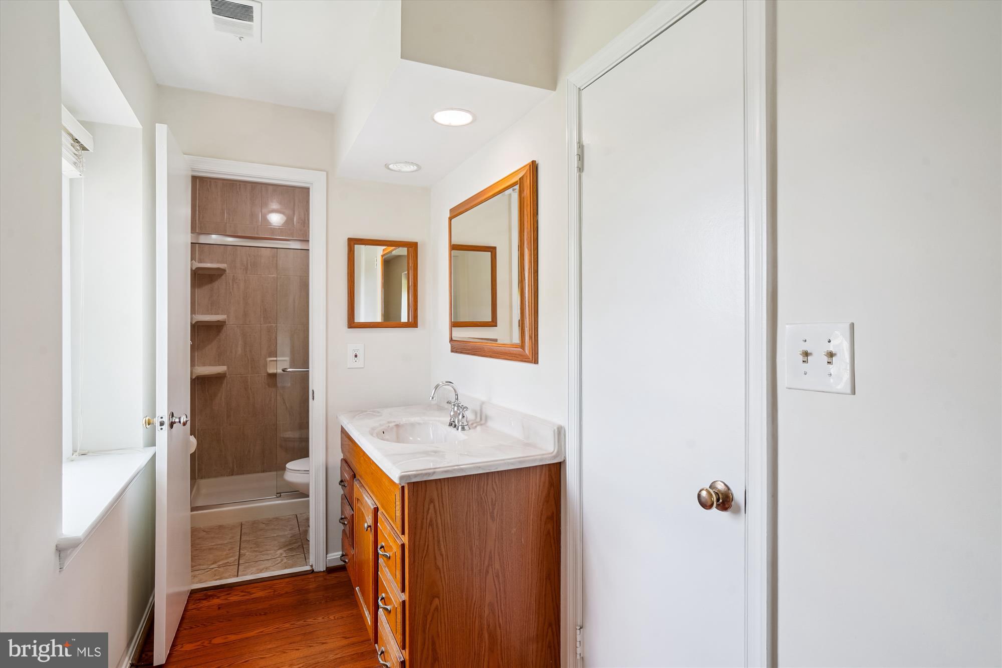 9912 Dellcastle Road Gaithersburg, MD 20886 - Photo 35 of 85 Primary Bath