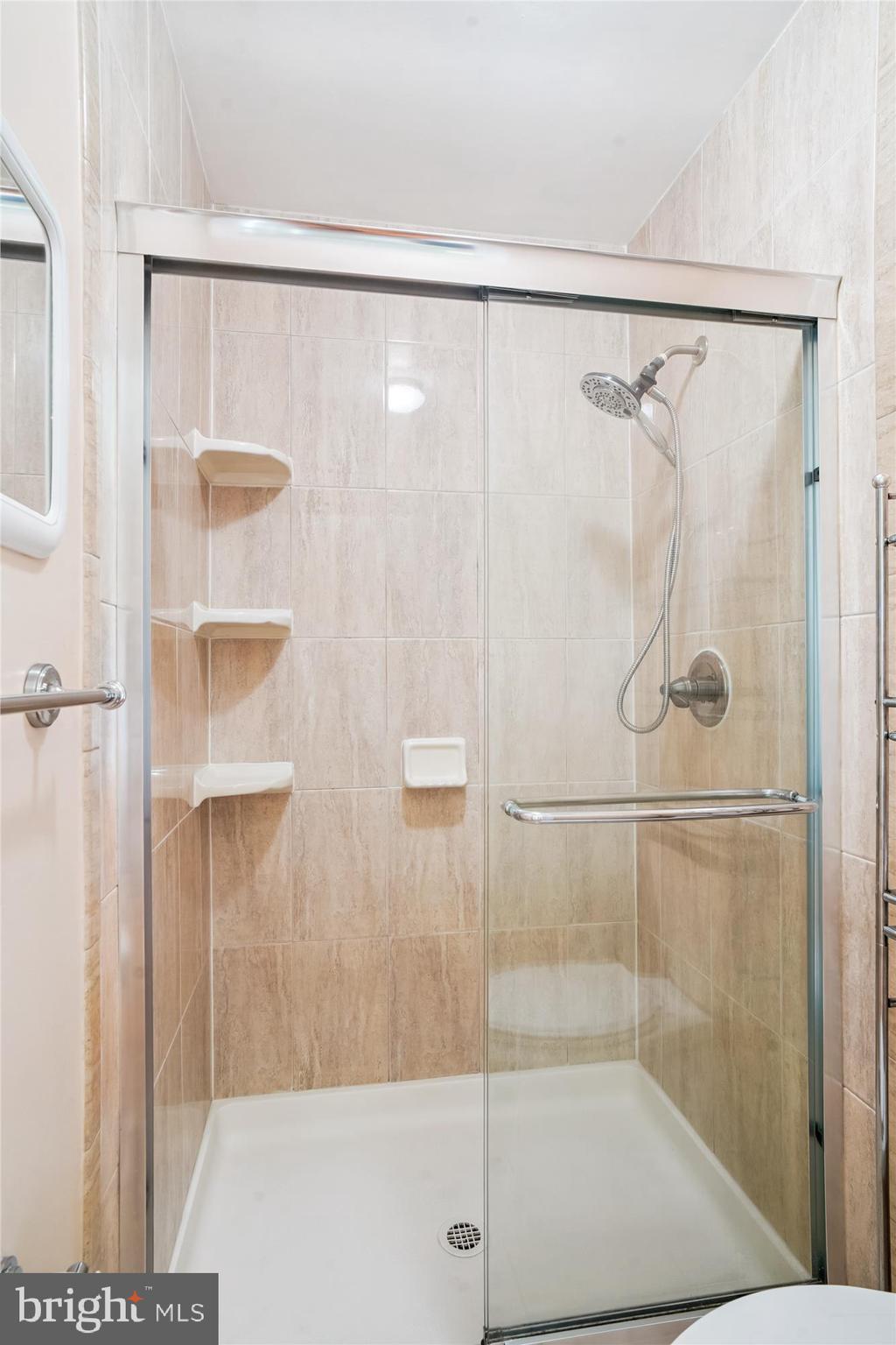 9912 Dellcastle Road Gaithersburg, MD 20886 - Photo 36 of 85 Primary Bath