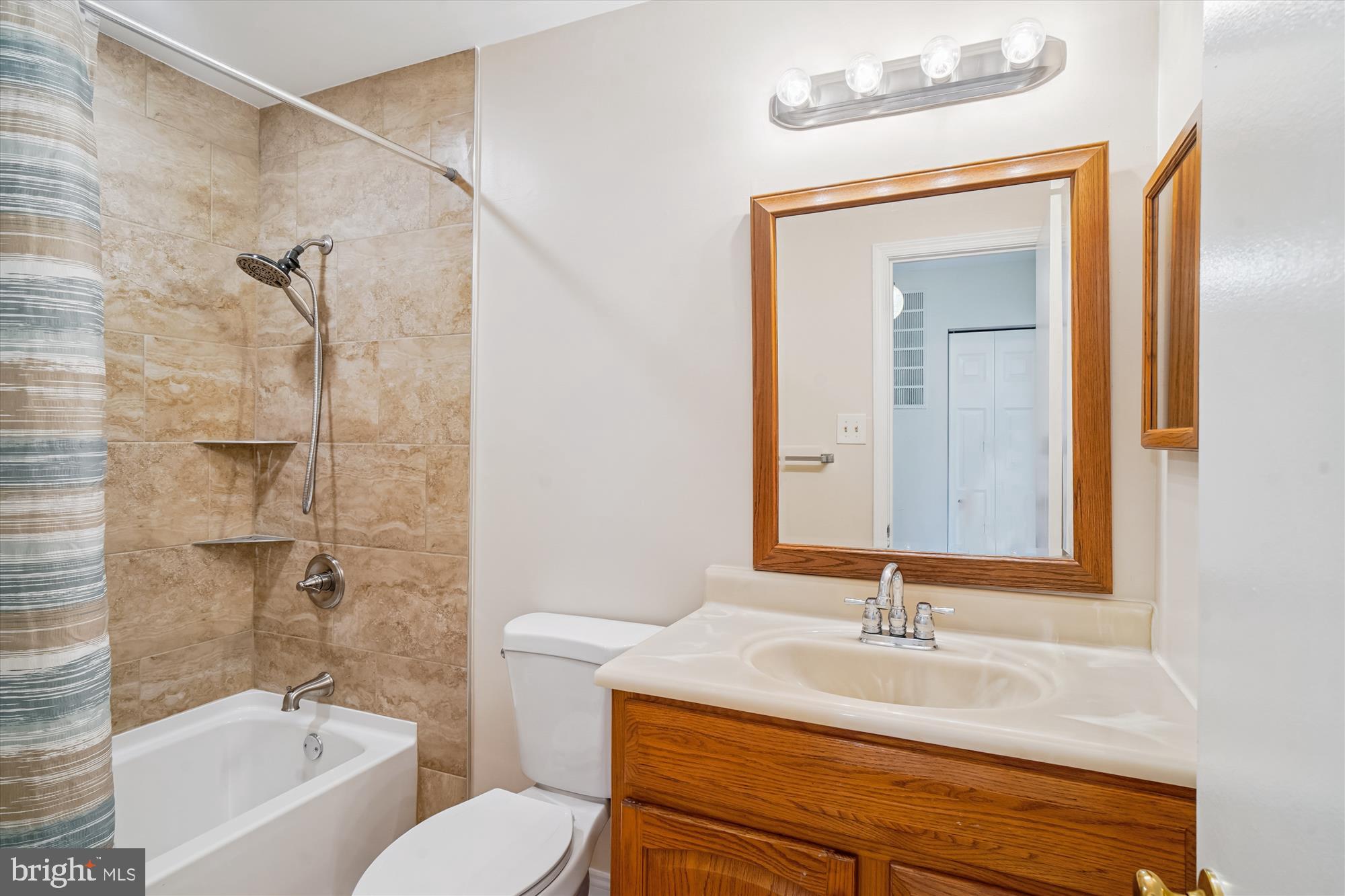 9912 Dellcastle Road Gaithersburg, MD 20886 - Photo 47 of 85 Upper hall full Bath