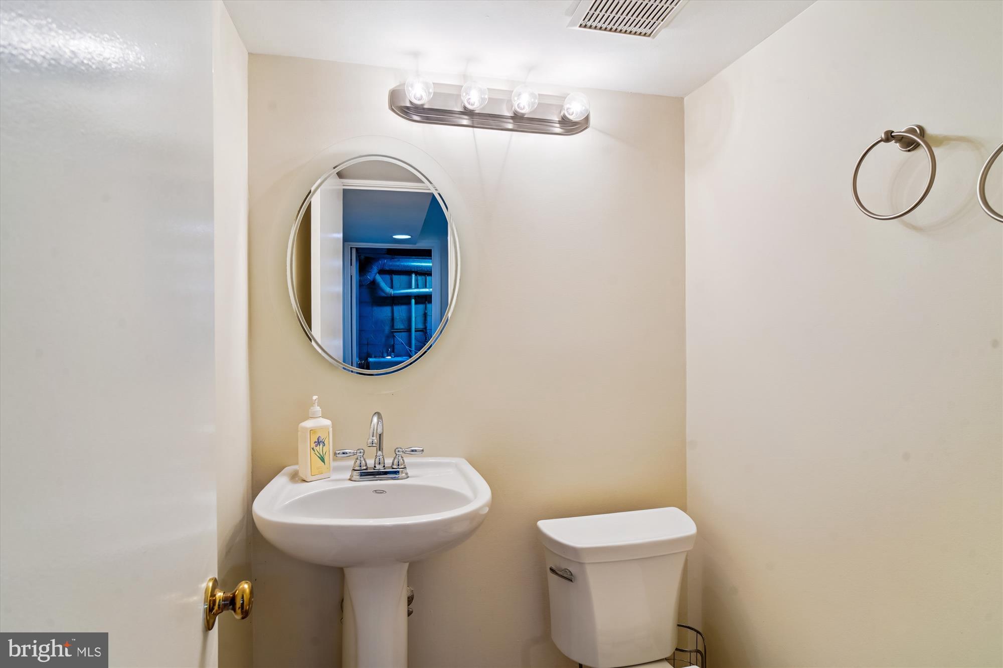 9912 Dellcastle Road Gaithersburg, MD 20886 - Photo 50 of 85 Powder Room in lower level