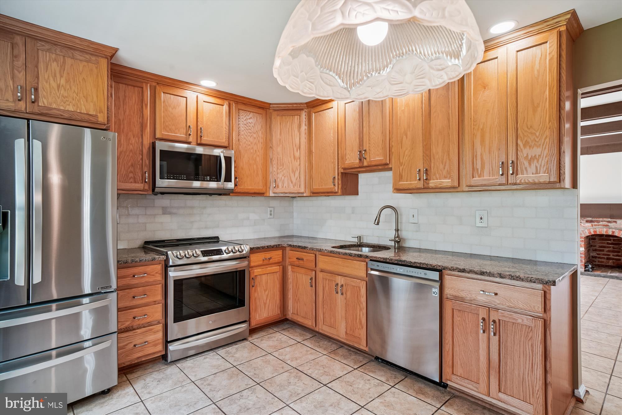9912 Dellcastle Road Gaithersburg, MD 20886 - Photo 5 of 85 Kitchen