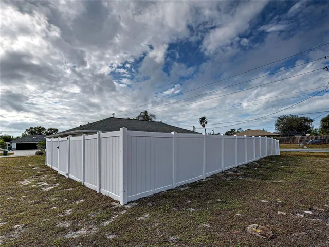 a view of a backyard