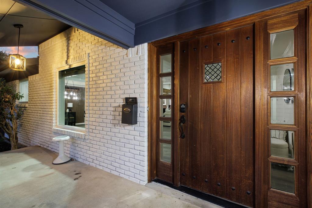 10922 Ferndale Road Dallas, TX 75238 - Photo 6 of 32 View of exterior entry