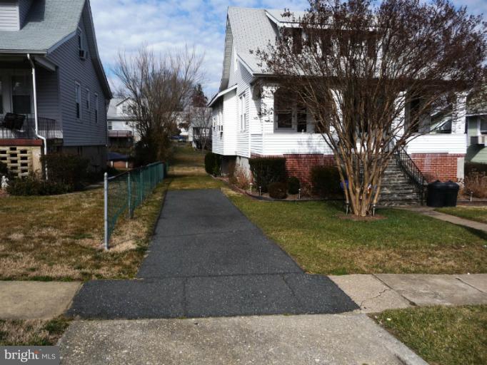 4506 Raspe Avenue Baltimore, MD 21206 - Photo 12 of 24 Driveway