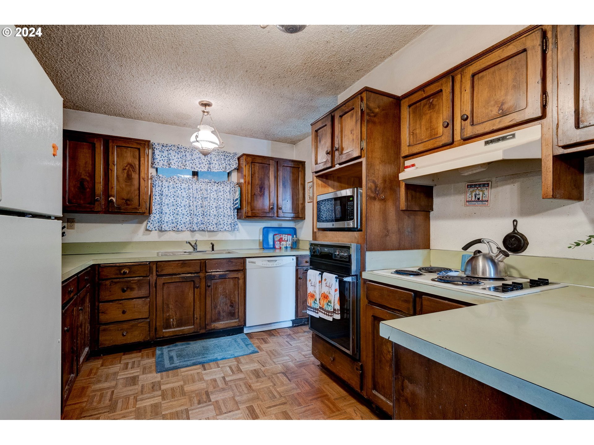 5634 South Whiskey Hill Road Hubbard, OR 97032 - Photo 15 of 48 a kitchen with stainless steel appliances granite countertop a sink stove and cabinets