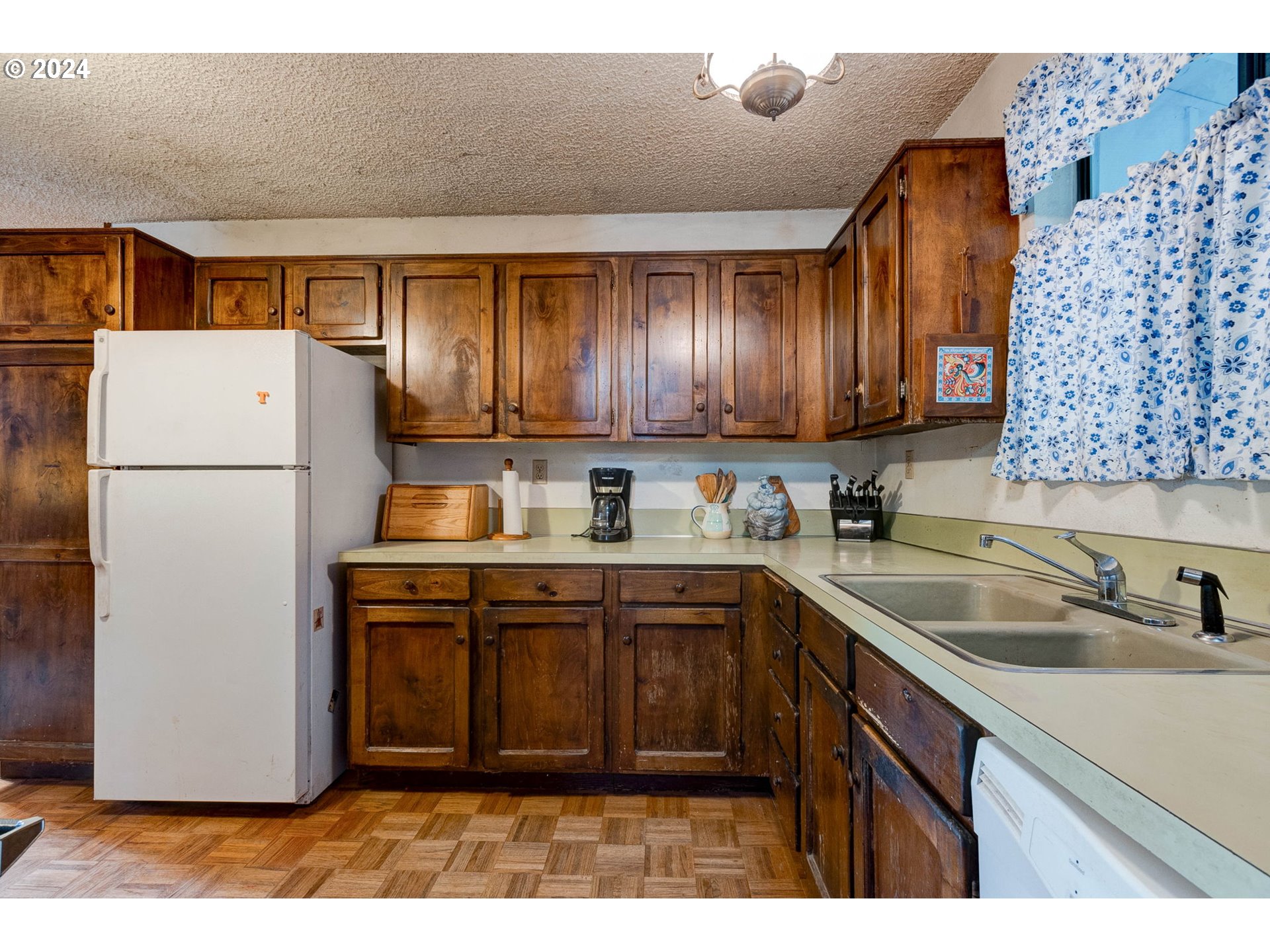 5634 South Whiskey Hill Road Hubbard, OR 97032 - Photo 17 of 48 a kitchen with a sink a refrigerator and a sink