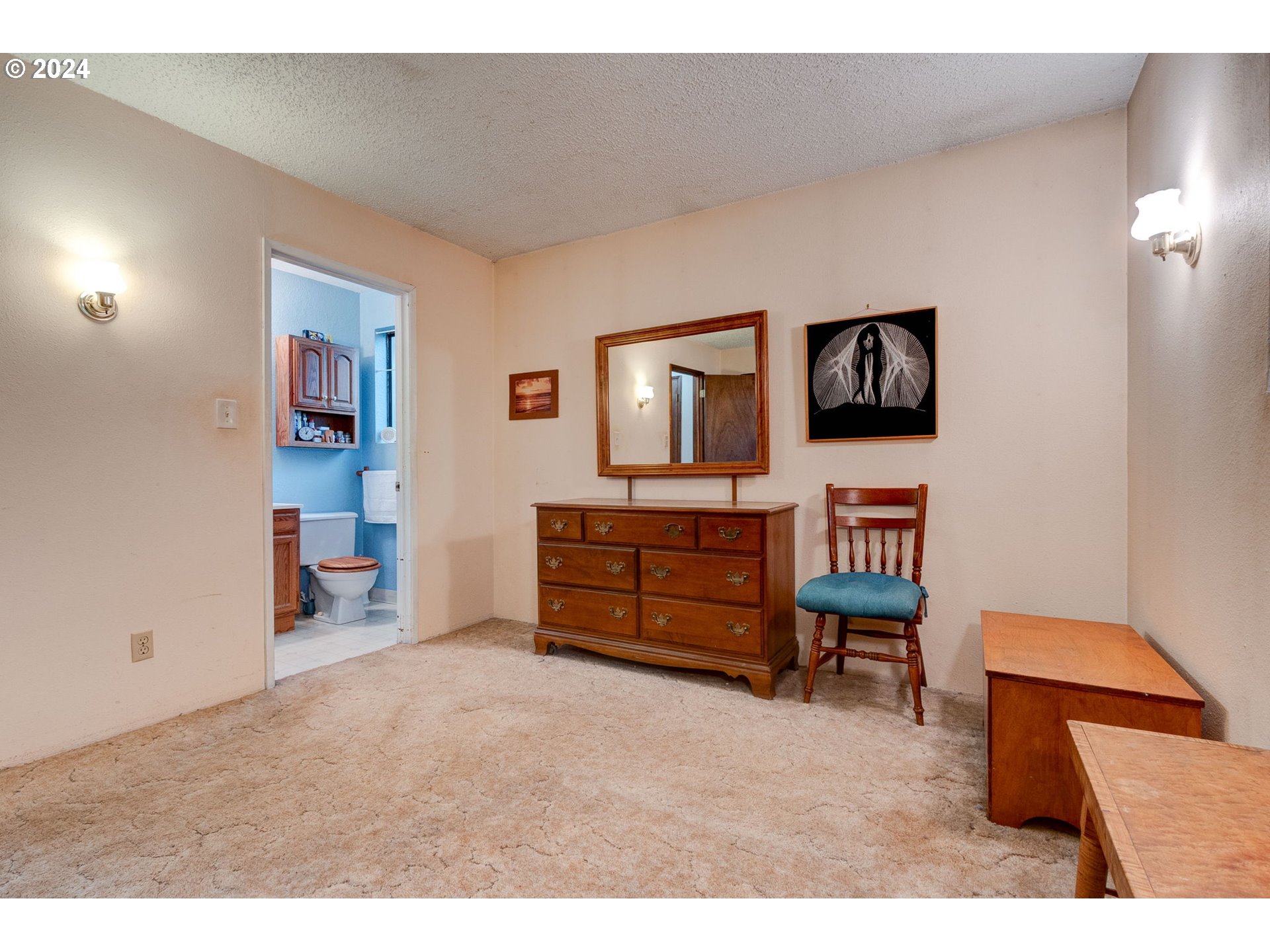 5634 South Whiskey Hill Road Hubbard, OR 97032 - Photo 19 of 48 a living room with furniture and a flat screen tv