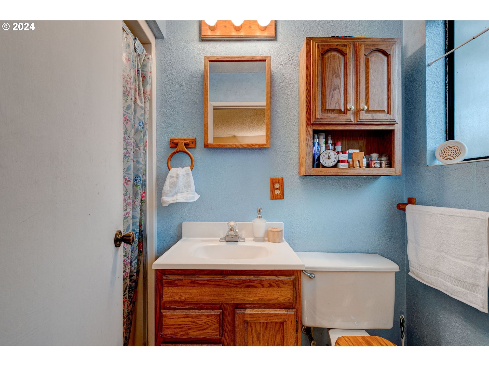 5634 South Whiskey Hill Road Hubbard, OR 97032 - Photo 20 of 48 a utility room with dryer and washer