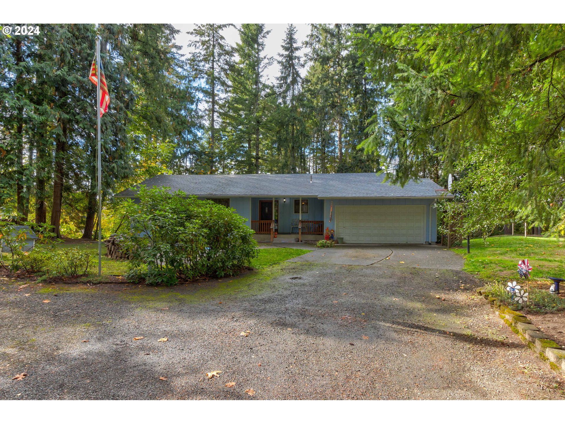 5634 South Whiskey Hill Road Hubbard, OR 97032 - Photo 2 of 48 a front view of a house with garden