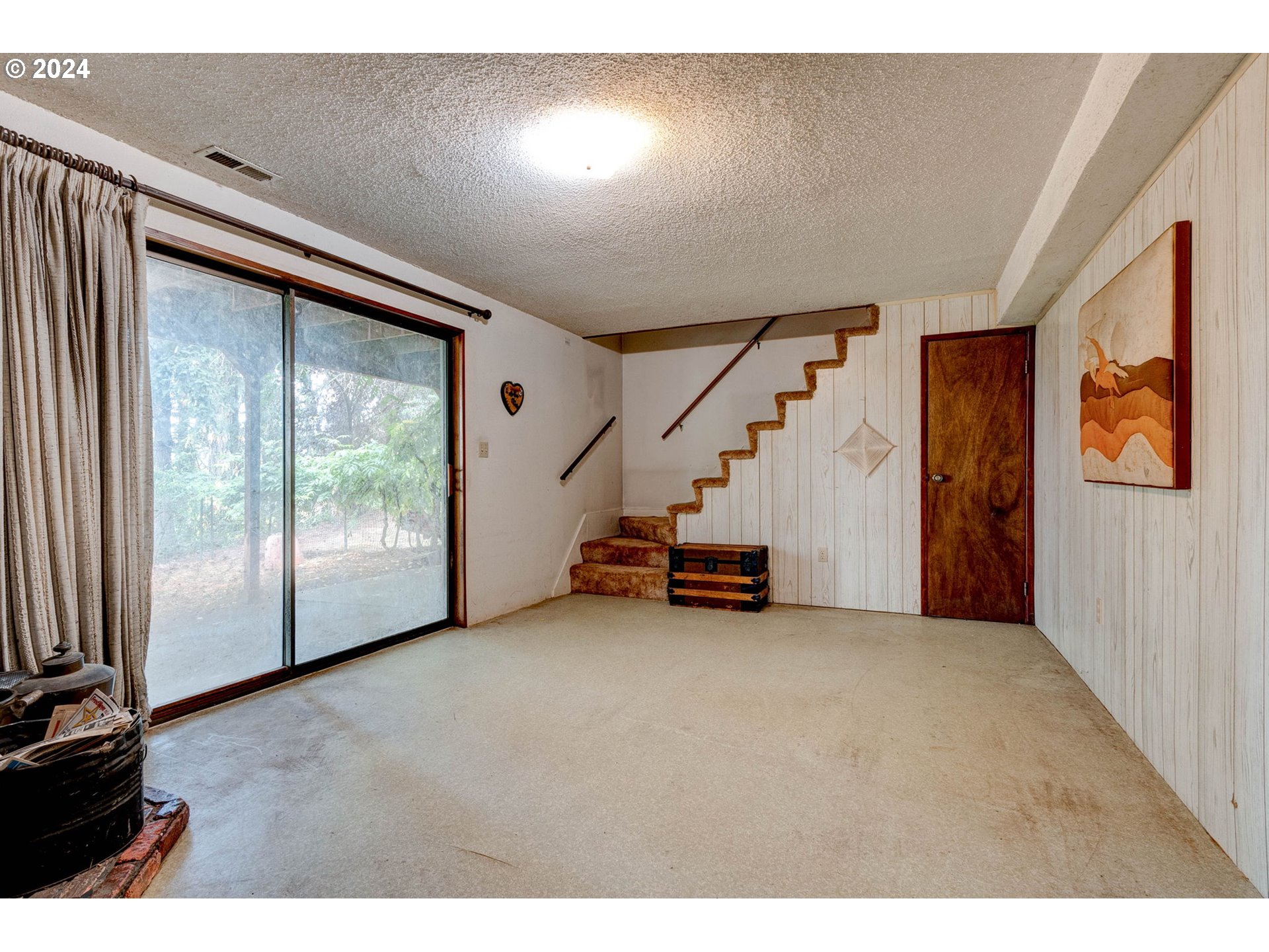 5634 South Whiskey Hill Road Hubbard, OR 97032 - Photo 25 of 48 a view of a livingroom with furniture and stairs