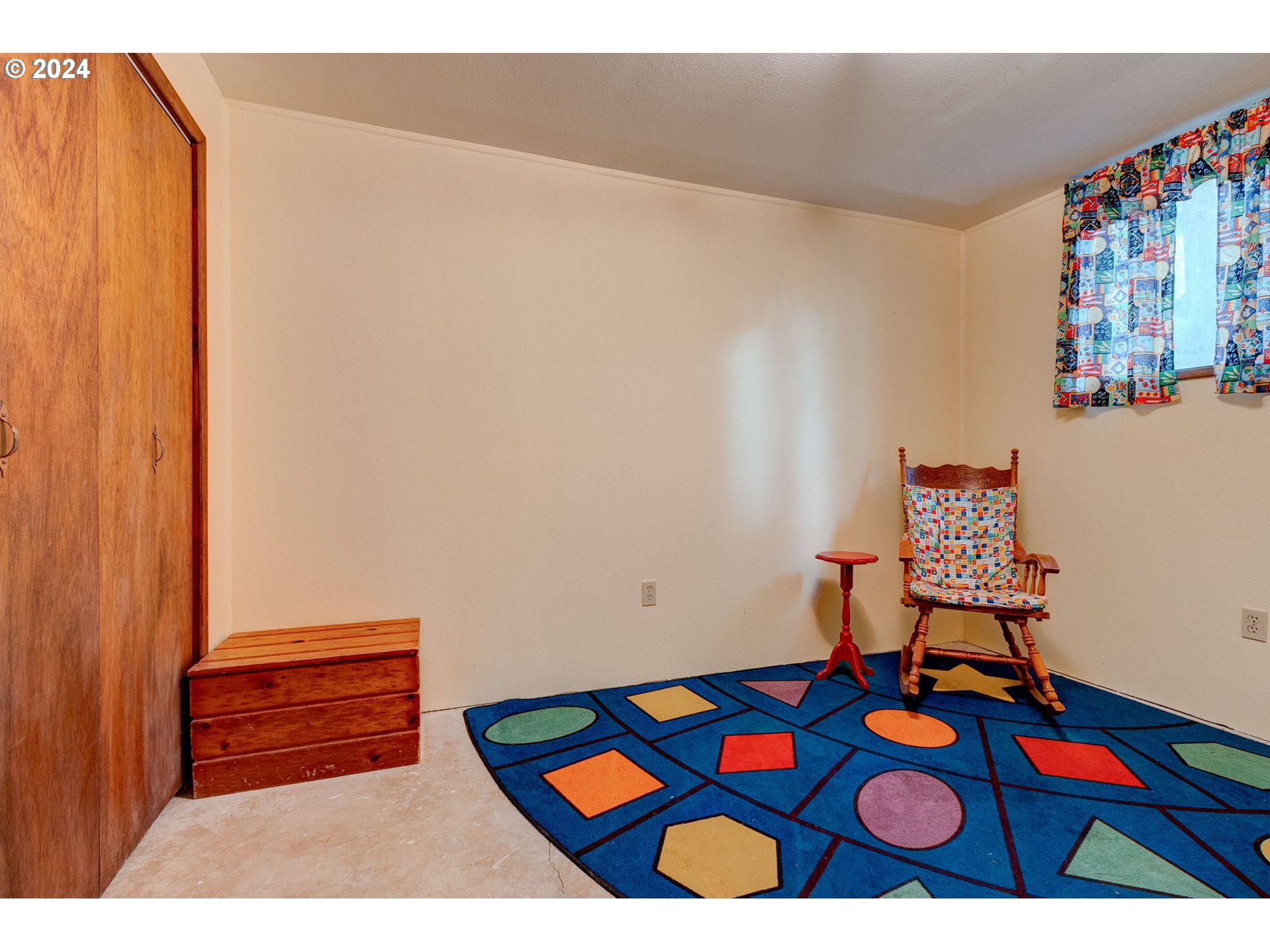 5634 South Whiskey Hill Road Hubbard, OR 97032 - Photo 28 of 48 a room with furniture and wooden floor