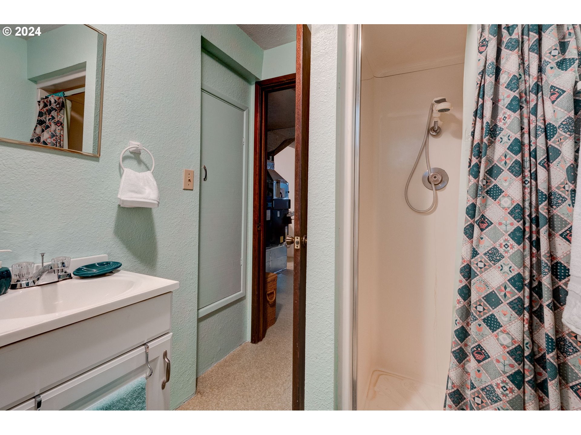 5634 South Whiskey Hill Road Hubbard, OR 97032 - Photo 31 of 48 a bathroom with a sink and mirror