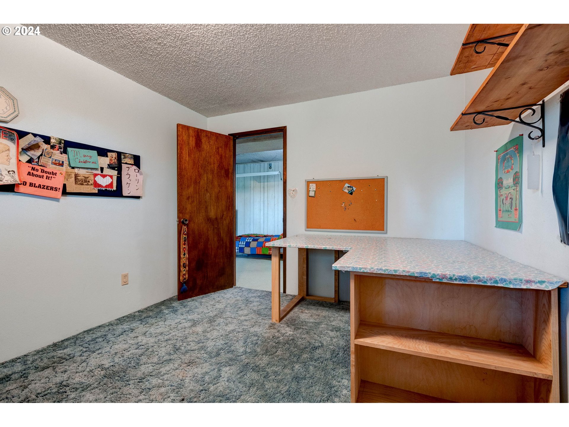 5634 South Whiskey Hill Road Hubbard, OR 97032 - Photo 33 of 48 a living room with furniture
