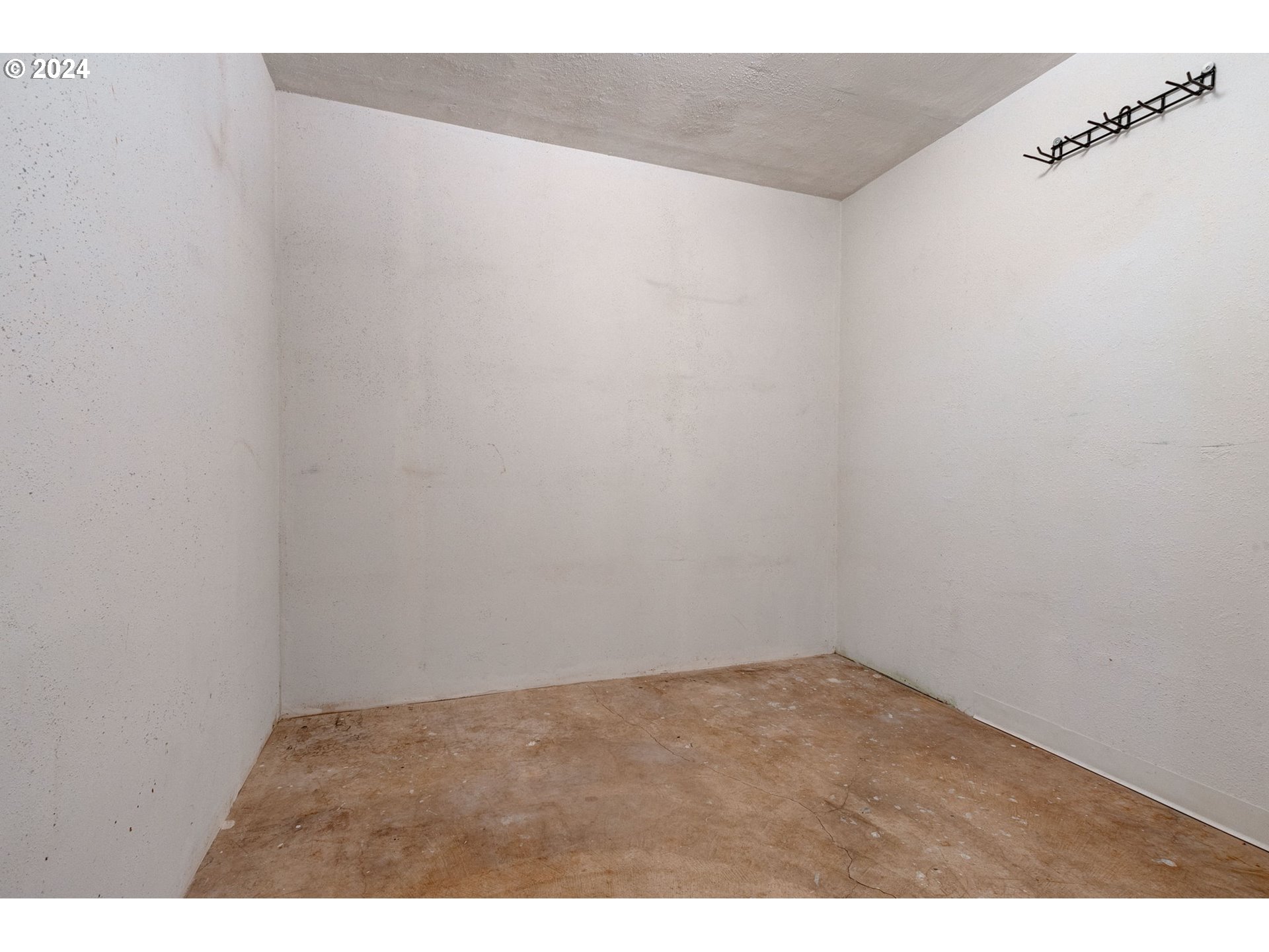 5634 South Whiskey Hill Road Hubbard, OR 97032 - Photo 35 of 48 a view of an empty room