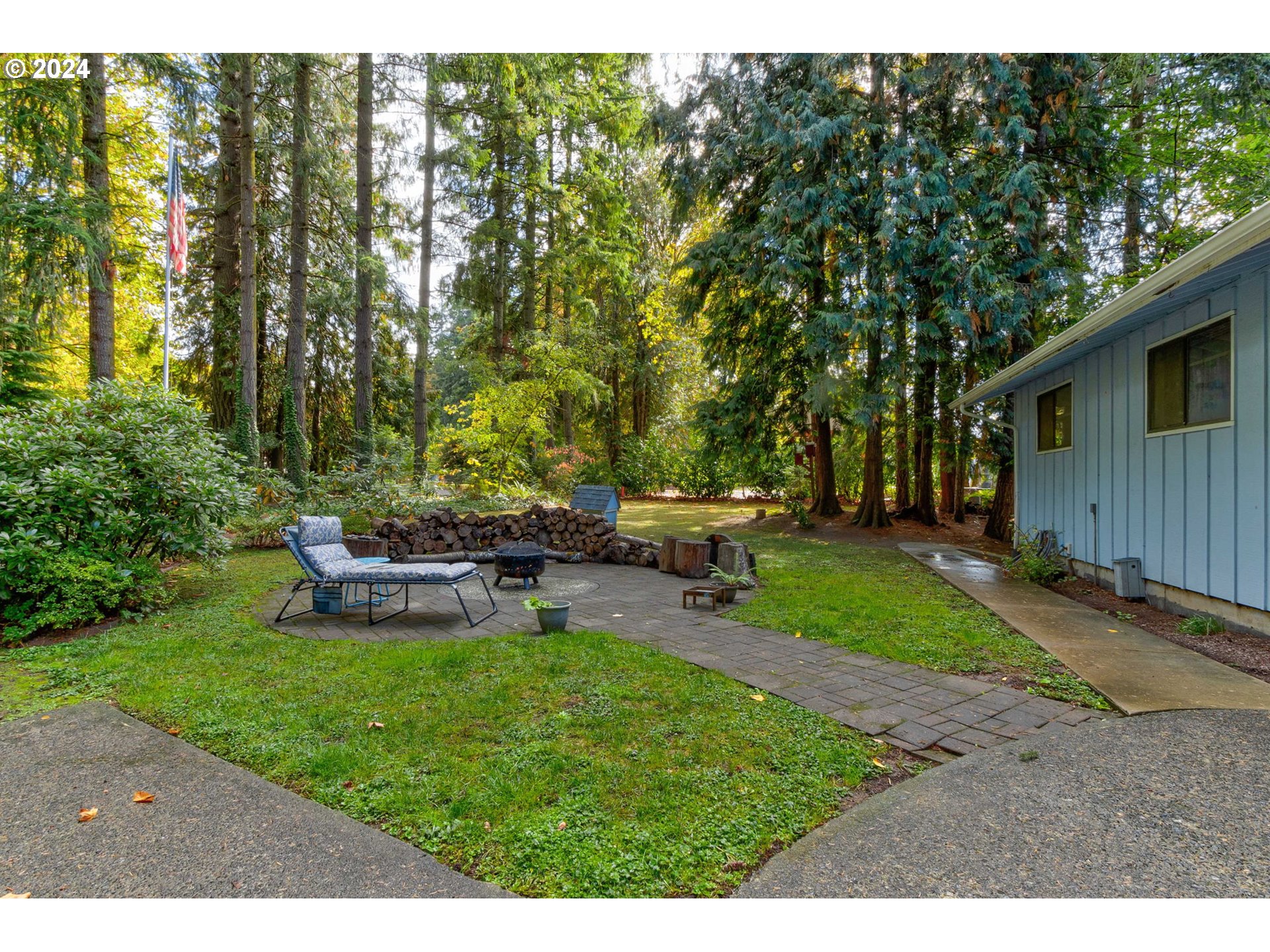 5634 South Whiskey Hill Road Hubbard, OR 97032 - Photo 41 of 48 a view of a backyard with sitting area