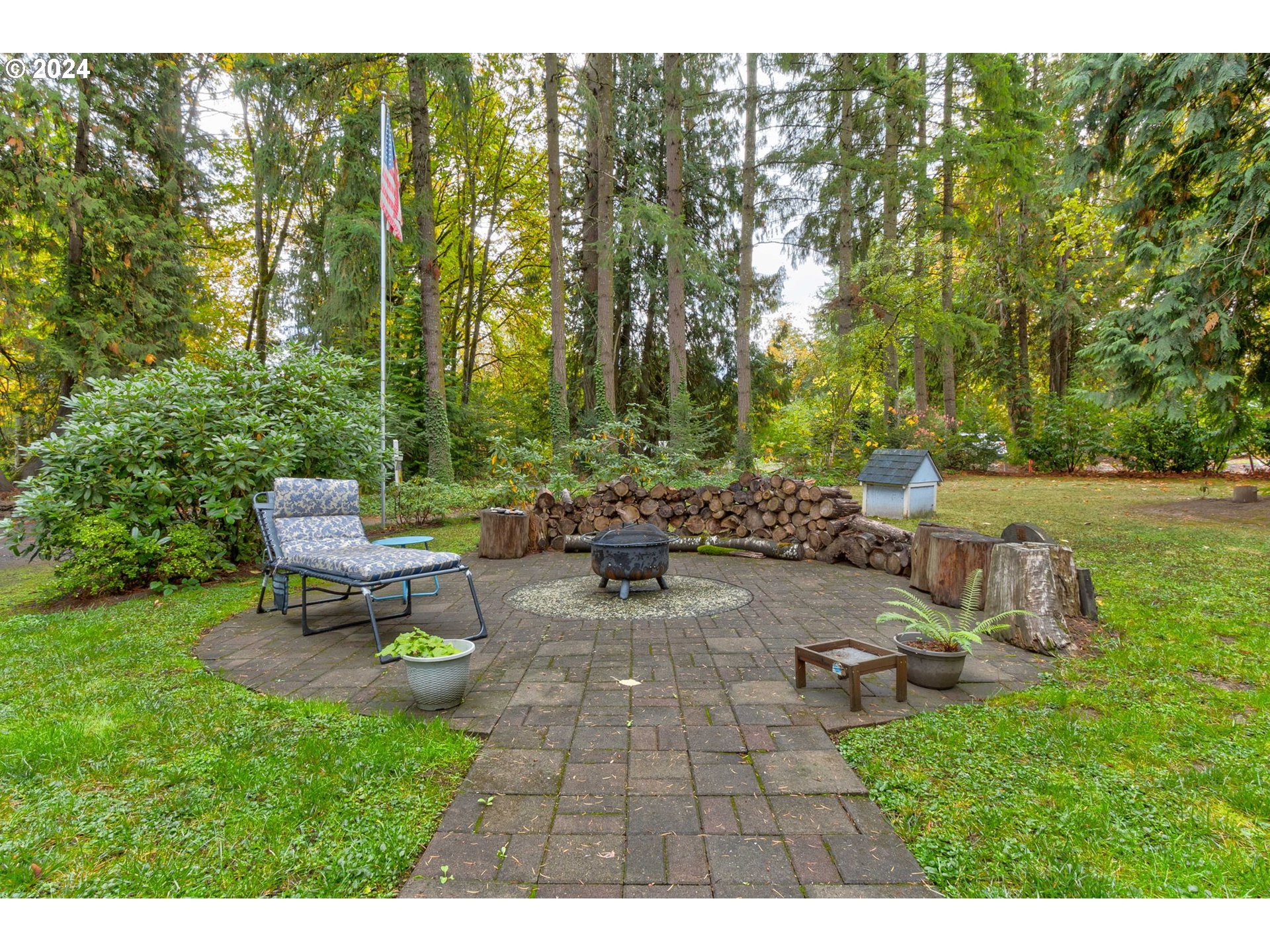 5634 South Whiskey Hill Road Hubbard, OR 97032 - Photo 42 of 48 a backyard of a house with table and chairs
