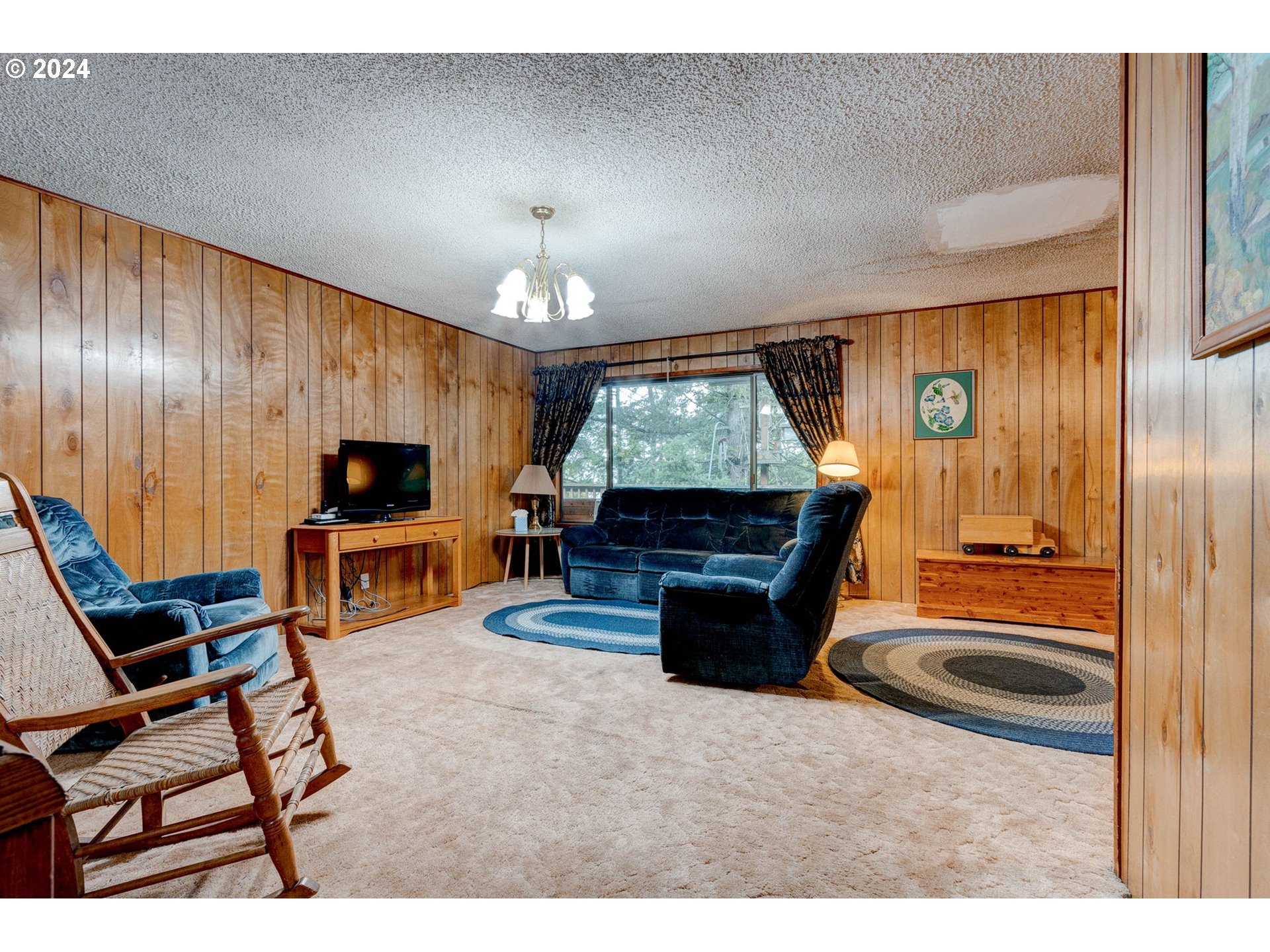5634 South Whiskey Hill Road Hubbard, OR 97032 - Photo 9 of 48 a living room with furniture and a flat screen tv