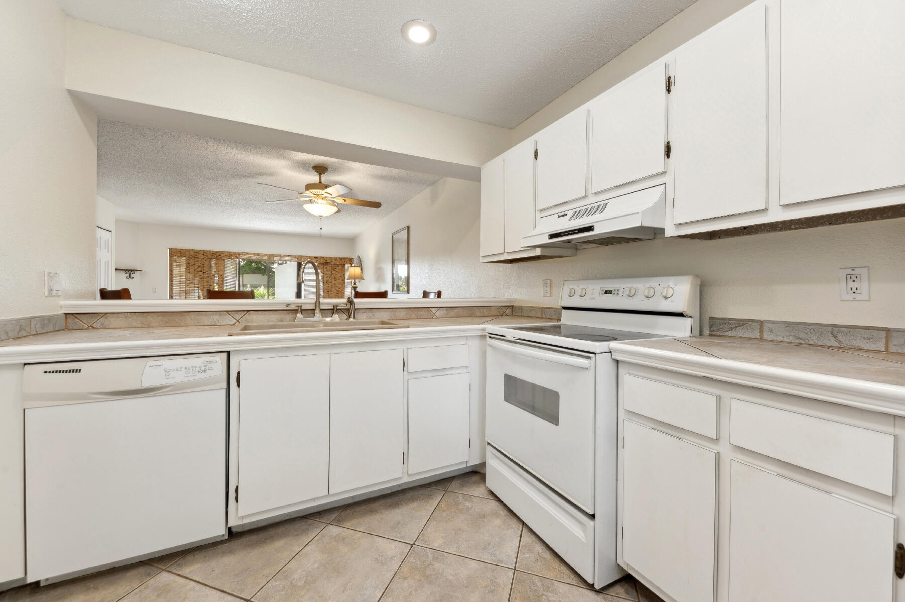 159 Northwest 70th Street, Unit 608 Boca Raton, FL 33487 - Photo 3 of 11 Kitchen