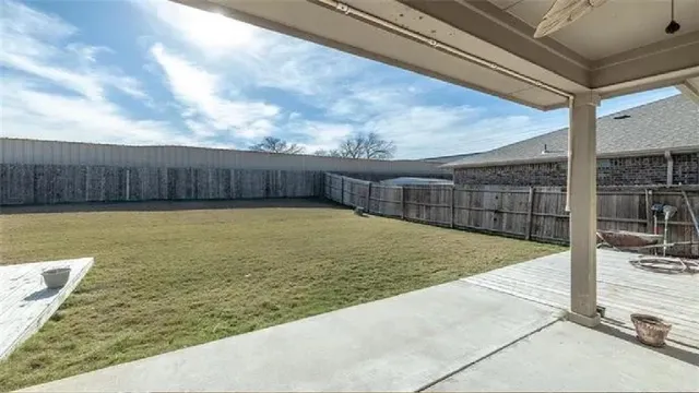 a view of a backyard