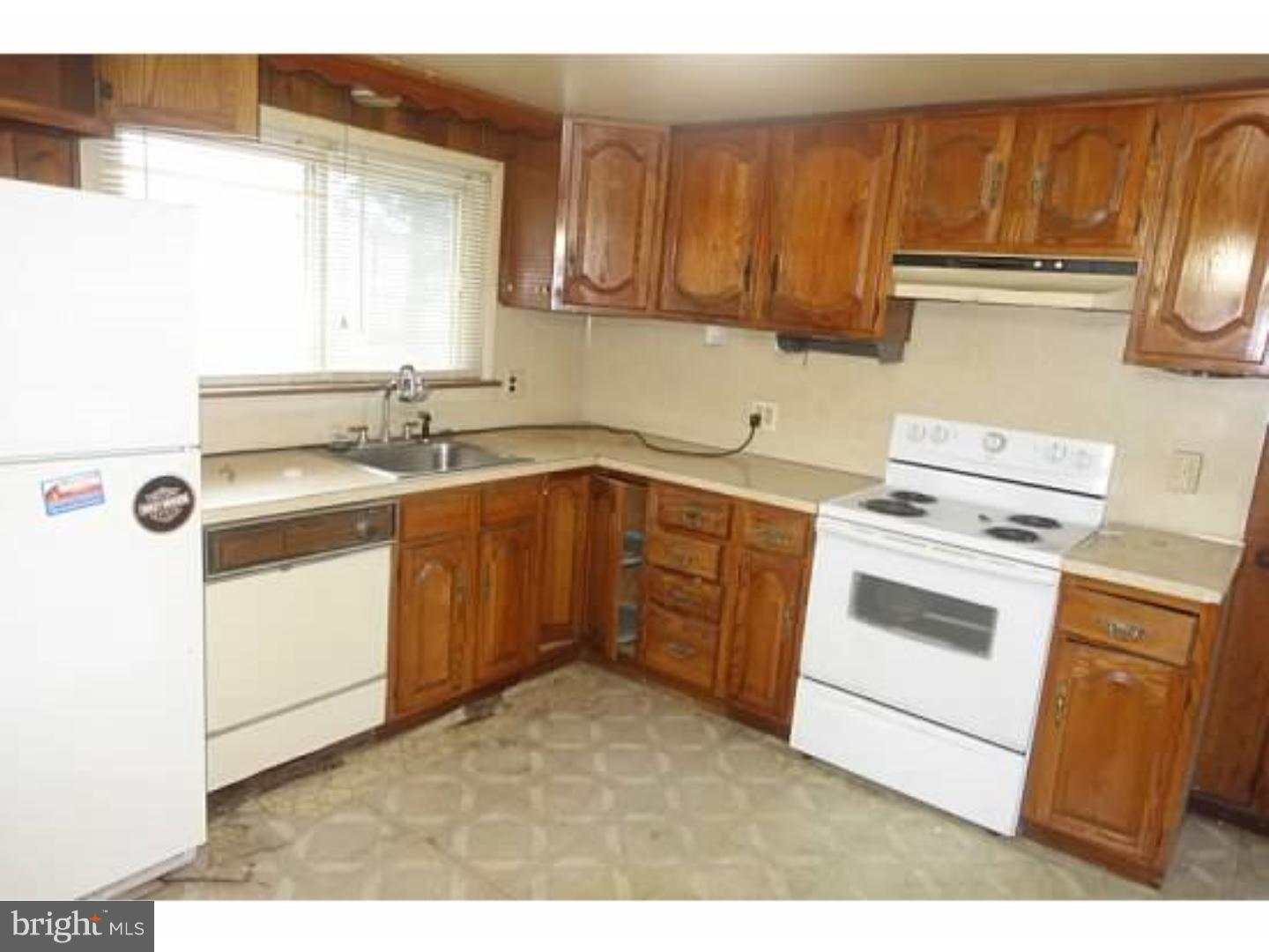 413 Valley Road Warminster, PA 18974 - Photo 4 of 7 Kitchen