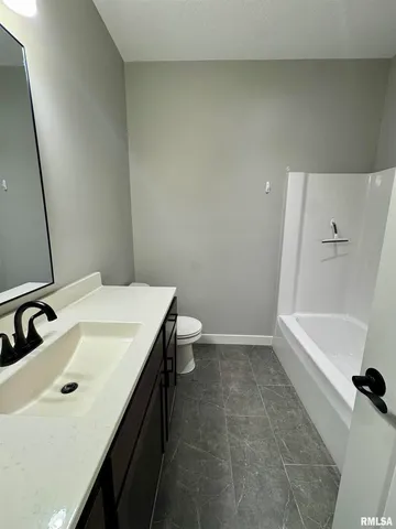 $2,300 | 706 Foret Mansur, Carbon Cliff, IL 61239