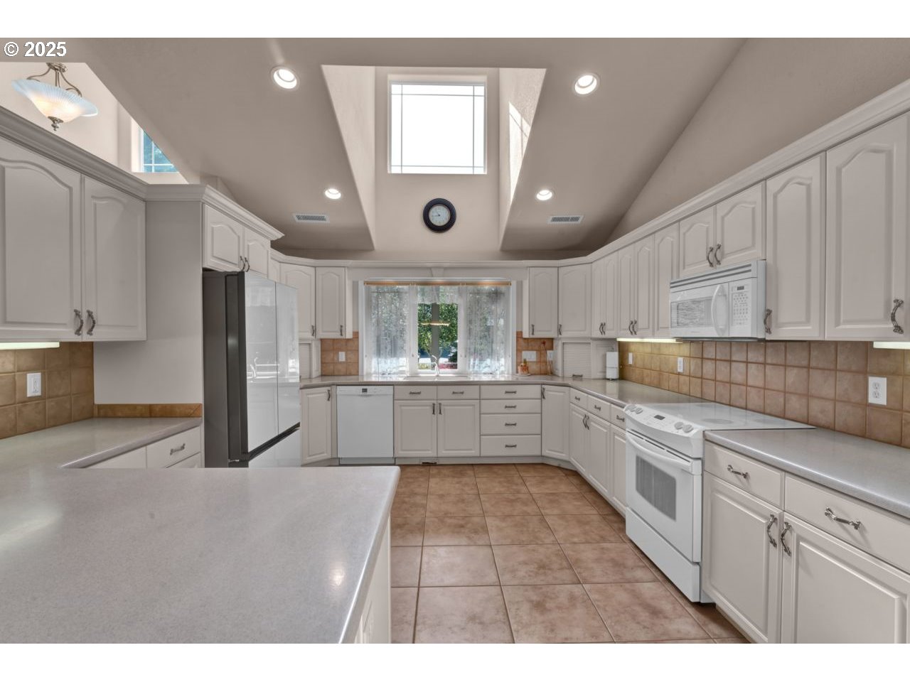2131 Willow Loop Florence, OR 97439 - Photo 17 of 48 a kitchen with stainless steel appliances granite countertop a refrigerator and a stove top oven