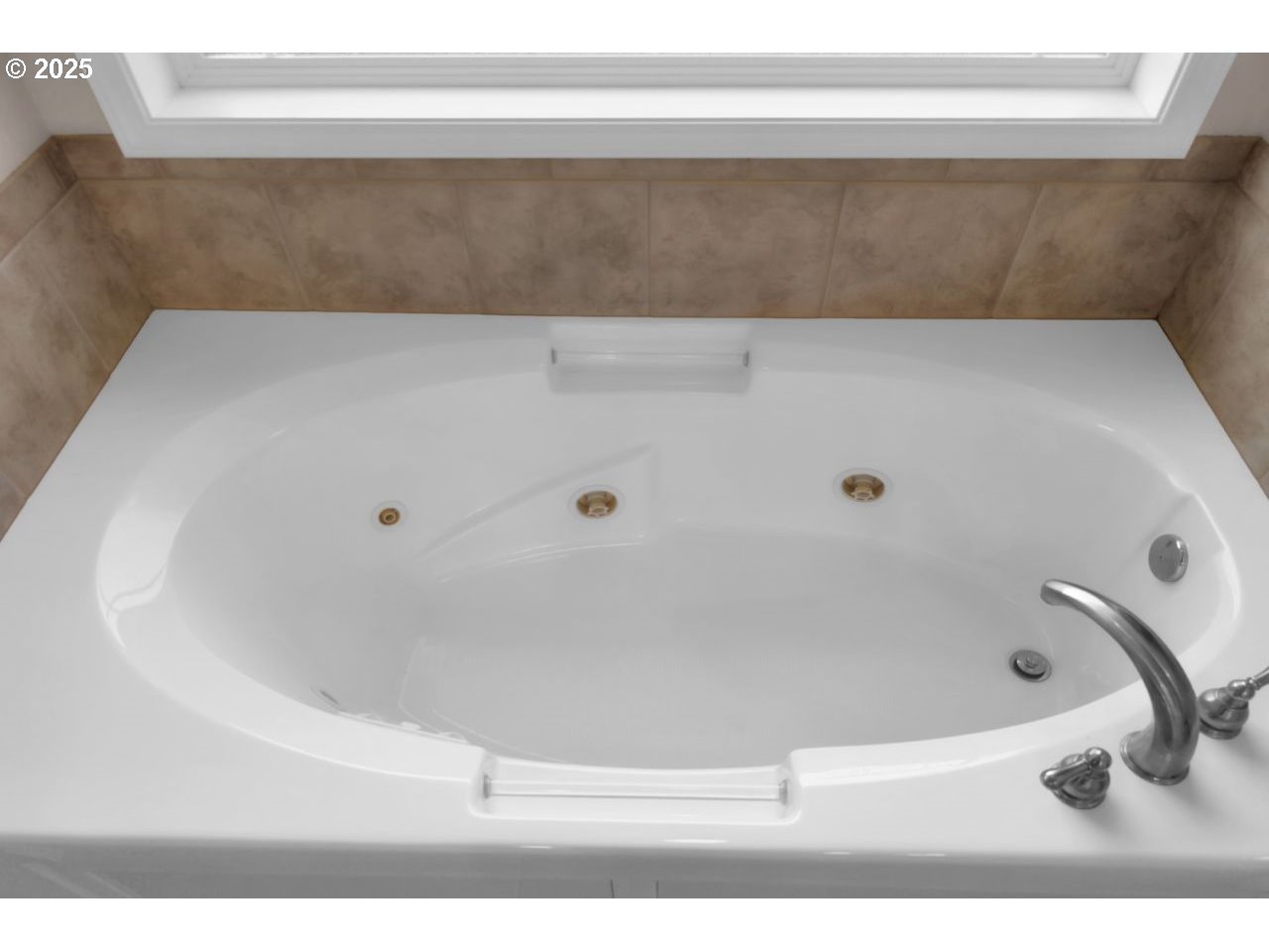 2131 Willow Loop Florence, OR 97439 - Photo 30 of 48 a bathroom with a tub